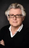 Portrait d’homme aux cheveux gris et lunettes