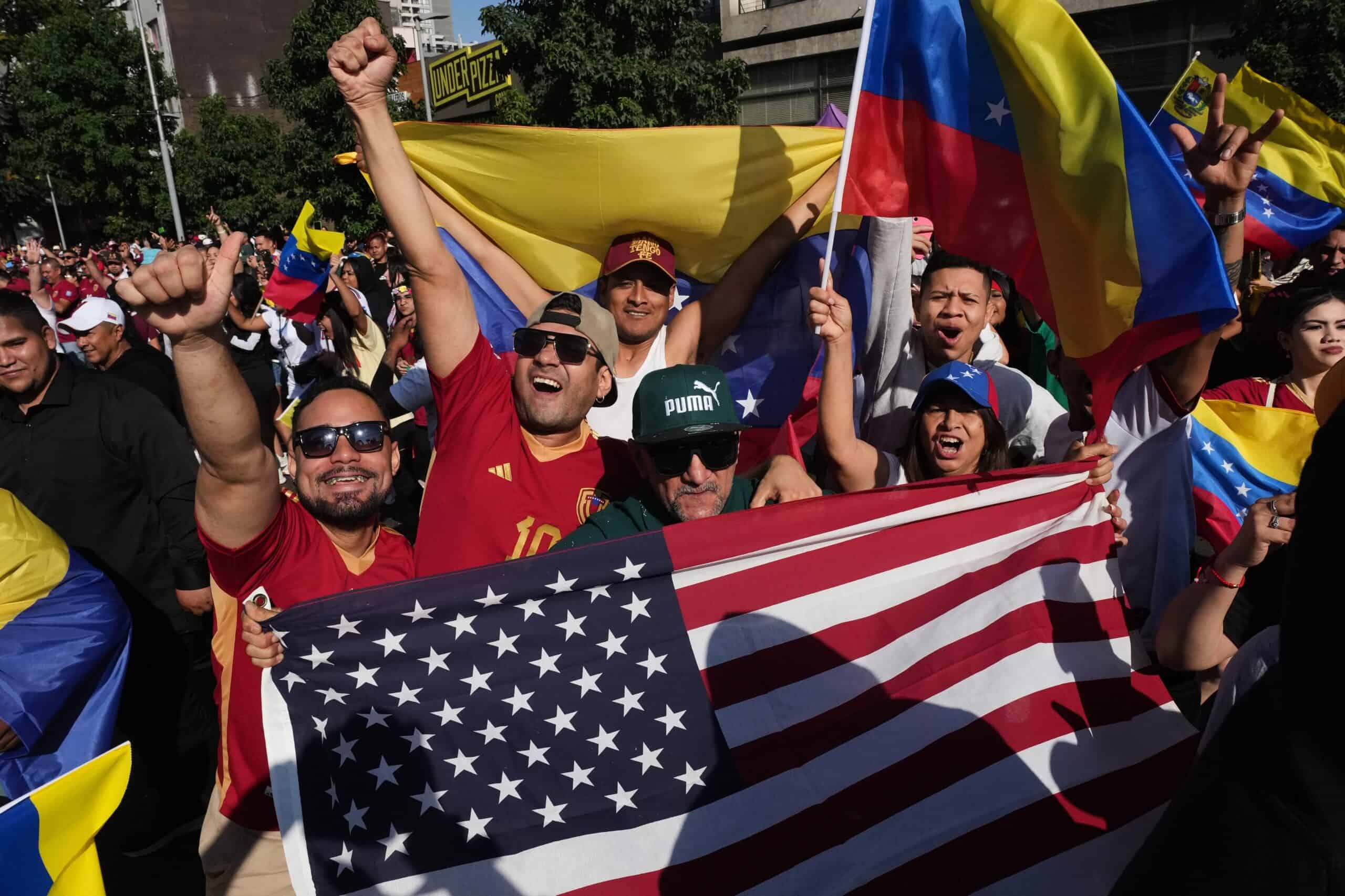 Manifestation de Venezueliens avec drapeaux américains et vénézuéliens, symbolisant la crise politiq.