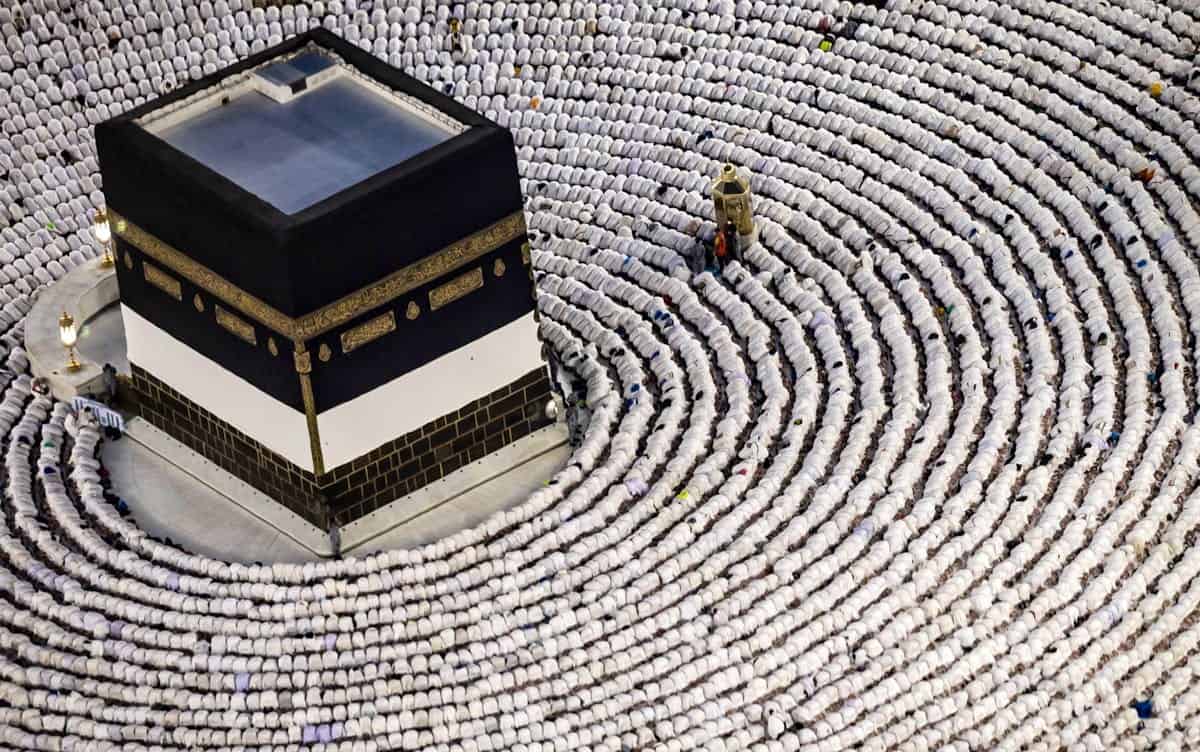 Tente de prière autour de la Kaaba à La Mecque, lieu sacré de l'islam.