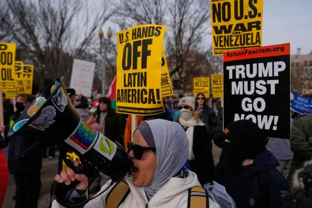 Manifestation avec pancartes dénonçant la crise au Venezuela et l’ingérence étrangère.