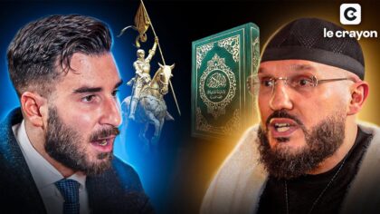 Deux hommes discutent, symboles de la question de l’identité française.