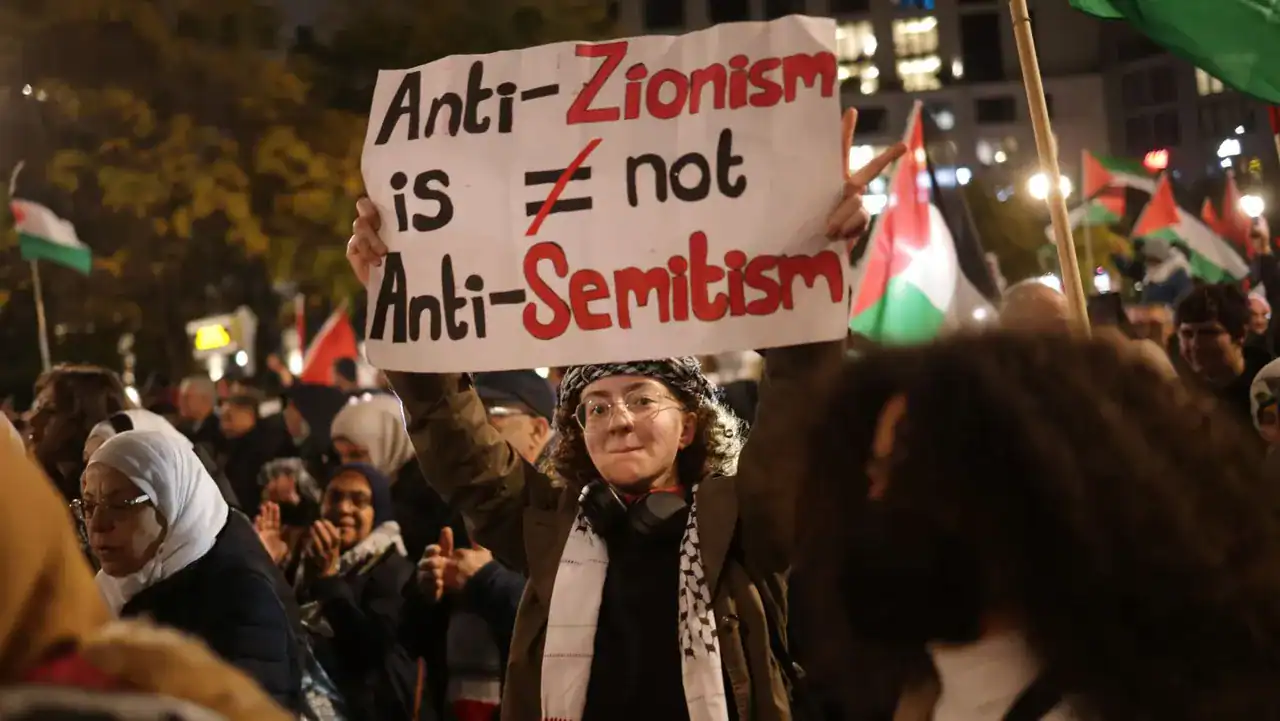 Pancarte dénonçant l'antisionisme comme une arme idéologique anti-occidentale.