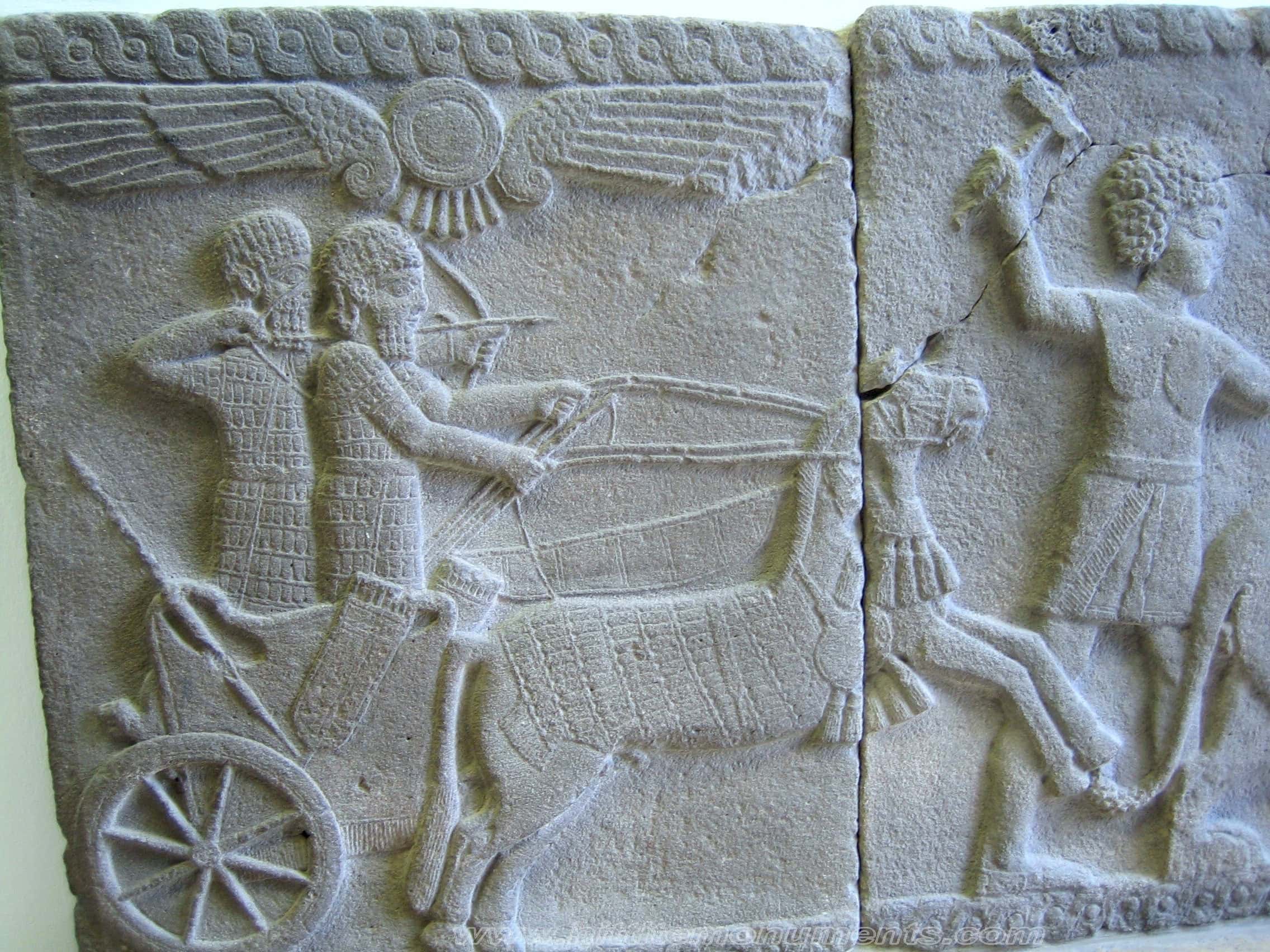 Relief antique illustrant des guerriers indo-européens en déplacement.