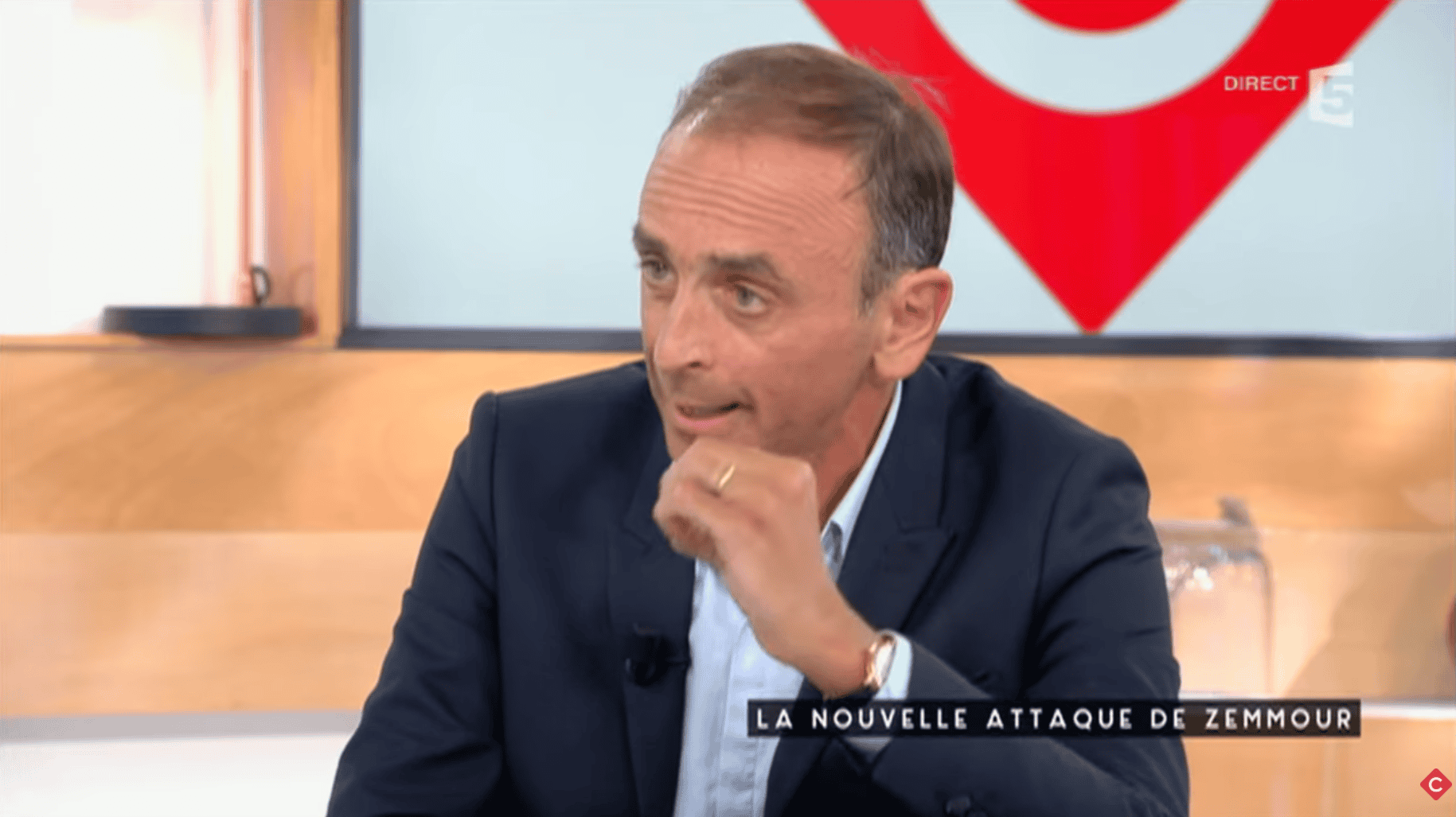 Éric Zemmour lors d'une émission, parlant de ses condamnations.