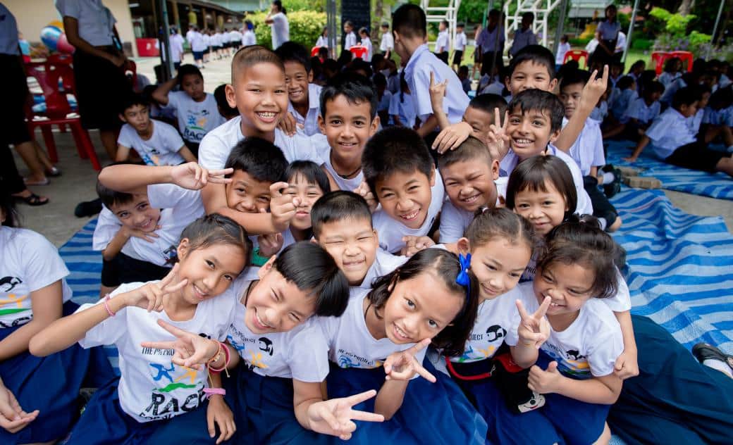 Enfants thaïlandais heureux lors d'une activité scolaire en plein air.