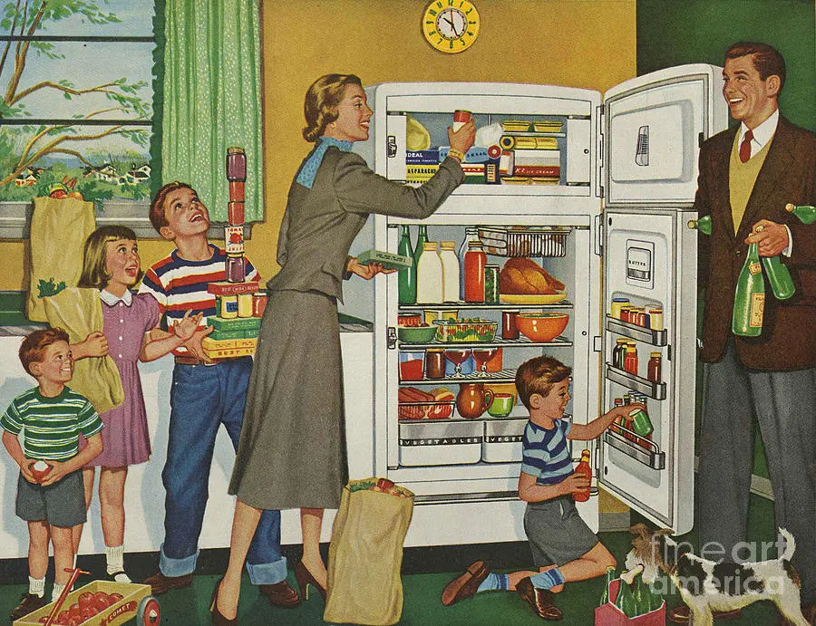 Famille rangeant des courses dans le réfrigérateur.