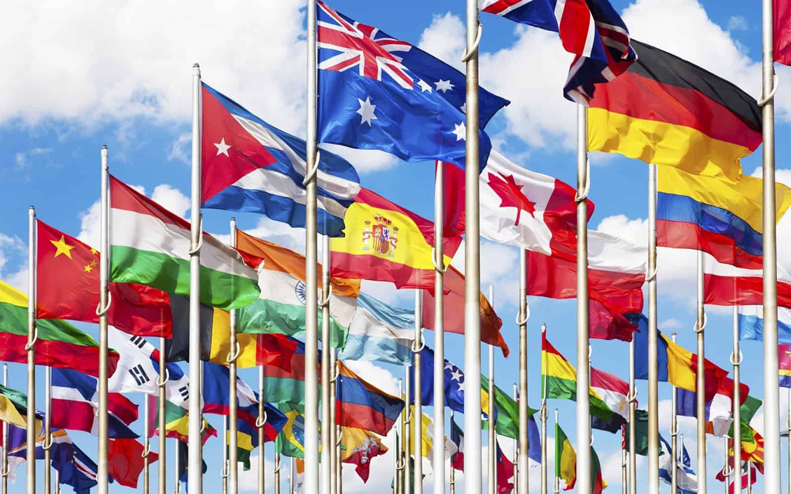 Drapeaux de divers pays représentant la souveraineté et les tensions géopolitiques mondiales.