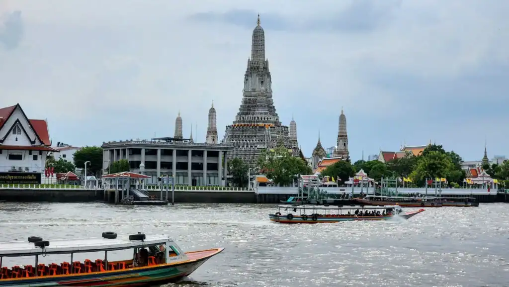 Temple près du fleuve avec bateaux