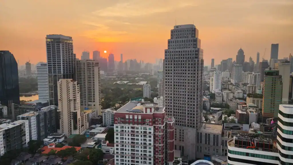 Coucher de soleil sur la ville moderne