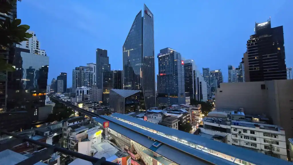 Vue urbaine de gratte-ciel modernes en soirée