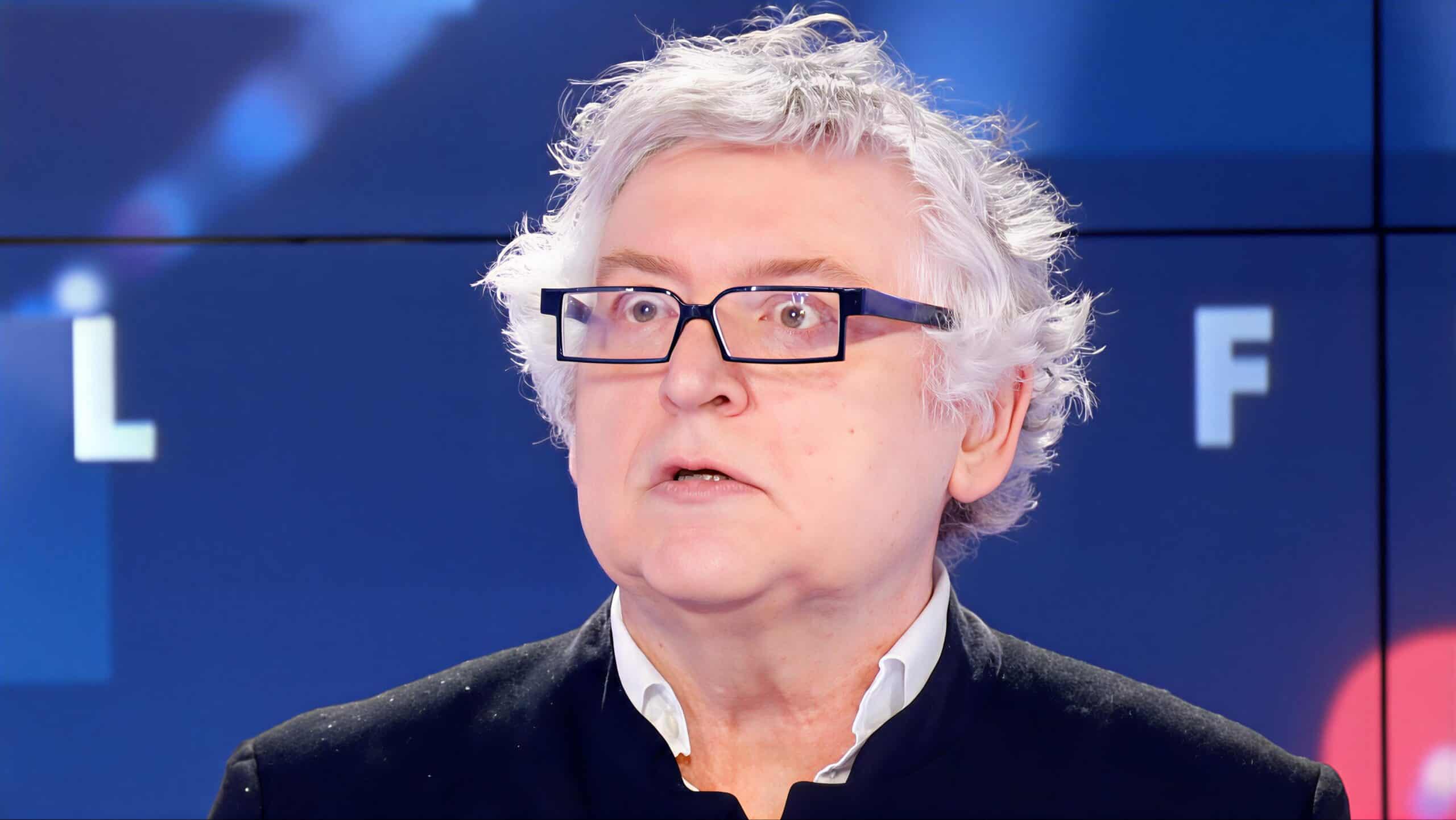 Homme avec lunettes devant fond bleu
