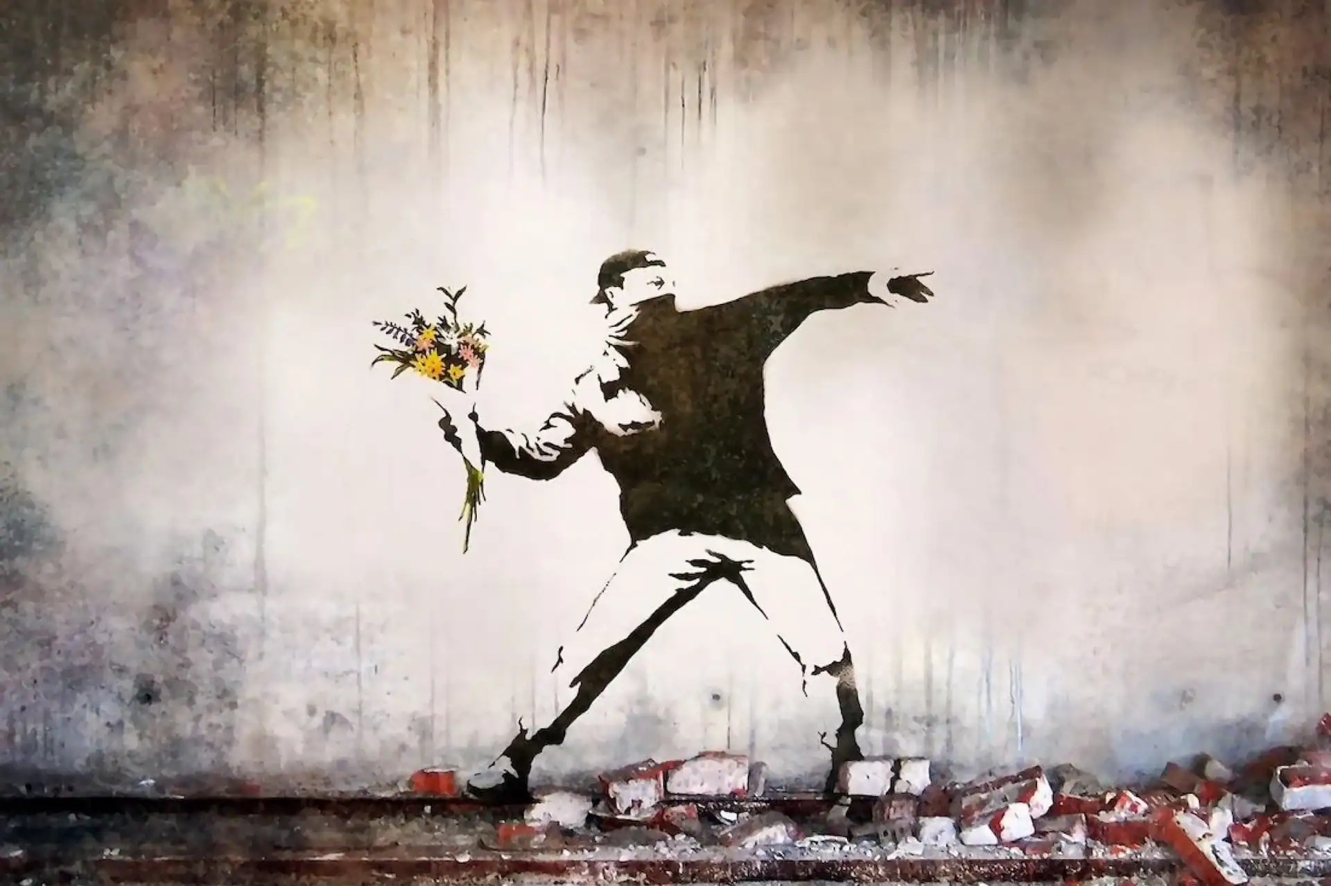 Homme jetant un bouquet de fleurs