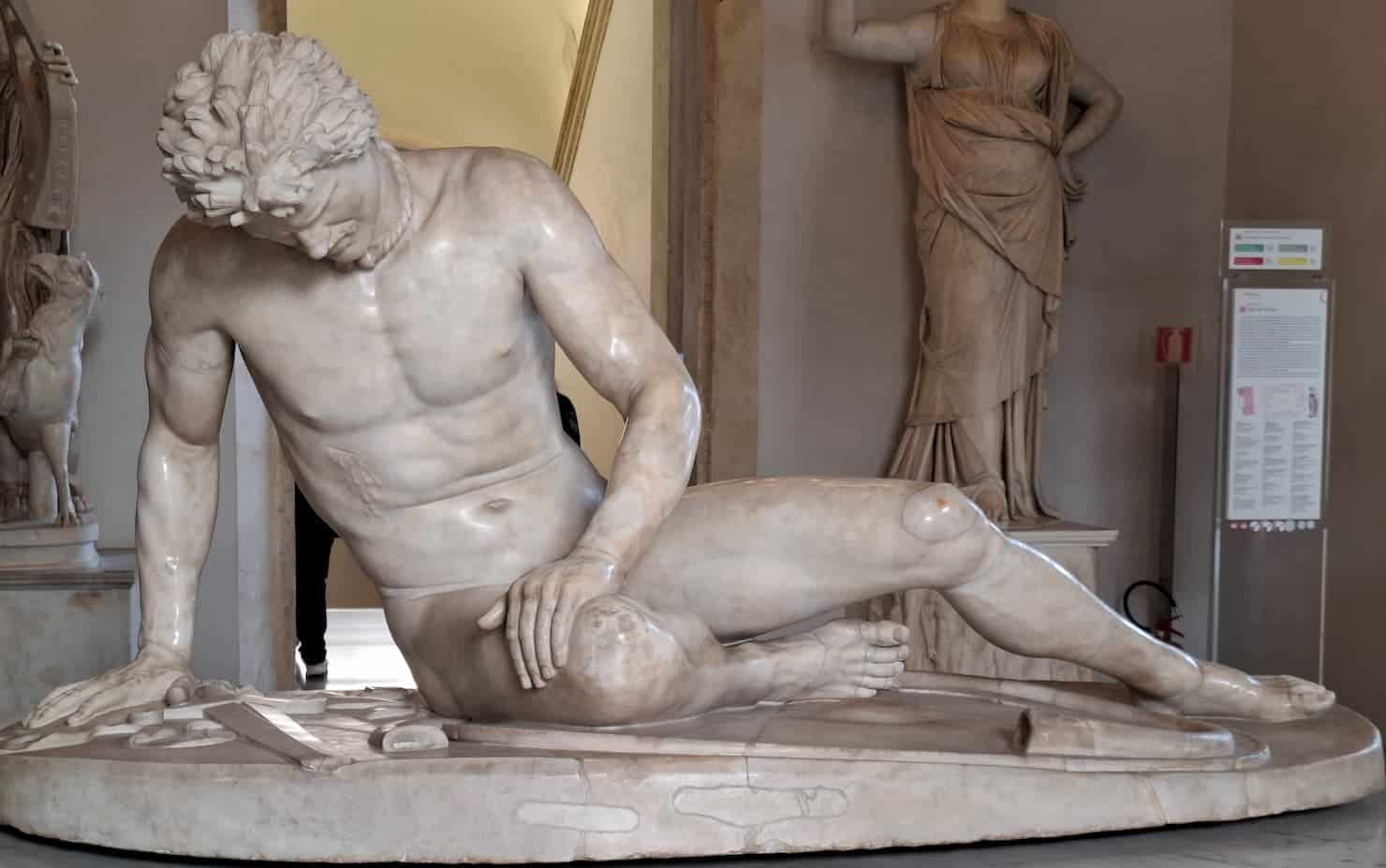 Statue d'un guerrier blessé allongé au sol