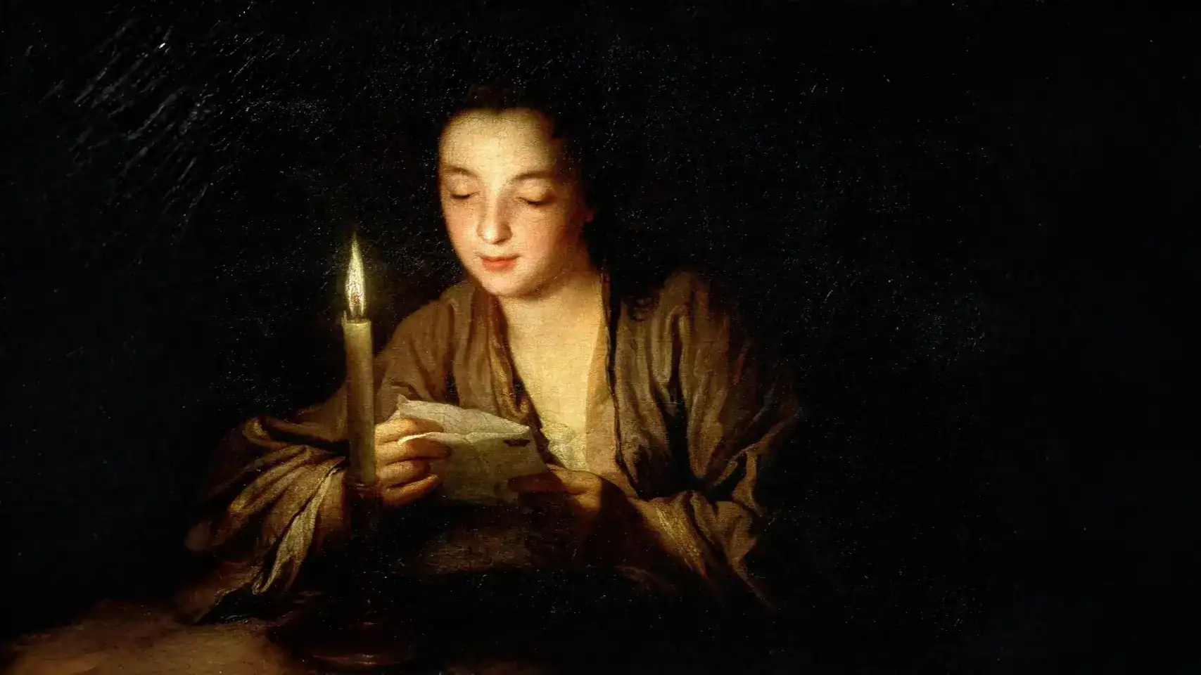 Femme lisant une lettre à la bougie