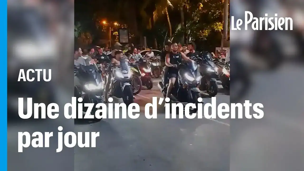 Groupe de scooters circulant de nuit en ville