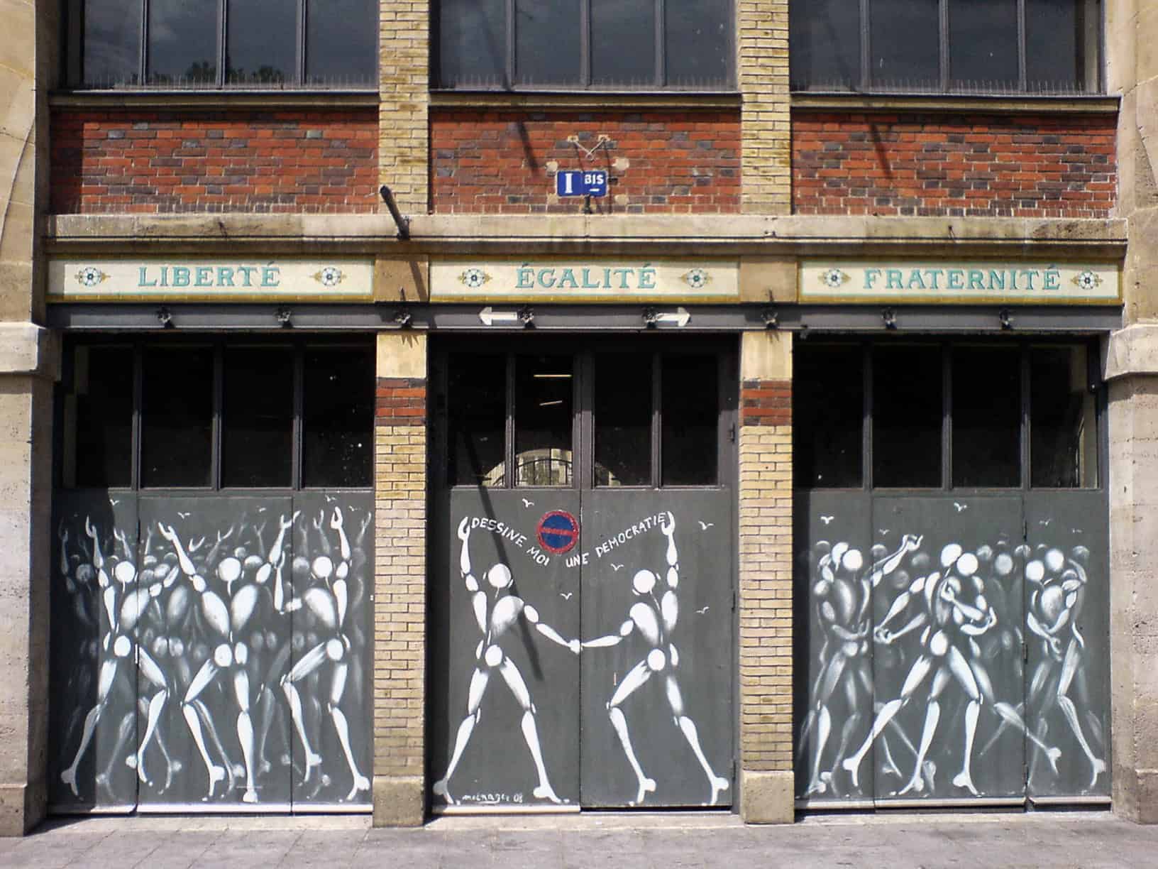 Façade avec Liberté Égalité Fraternité et street art