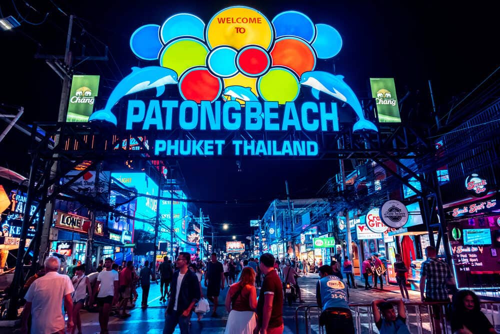 Enseigne lumineuse Patong Beach à Phuket la nuit