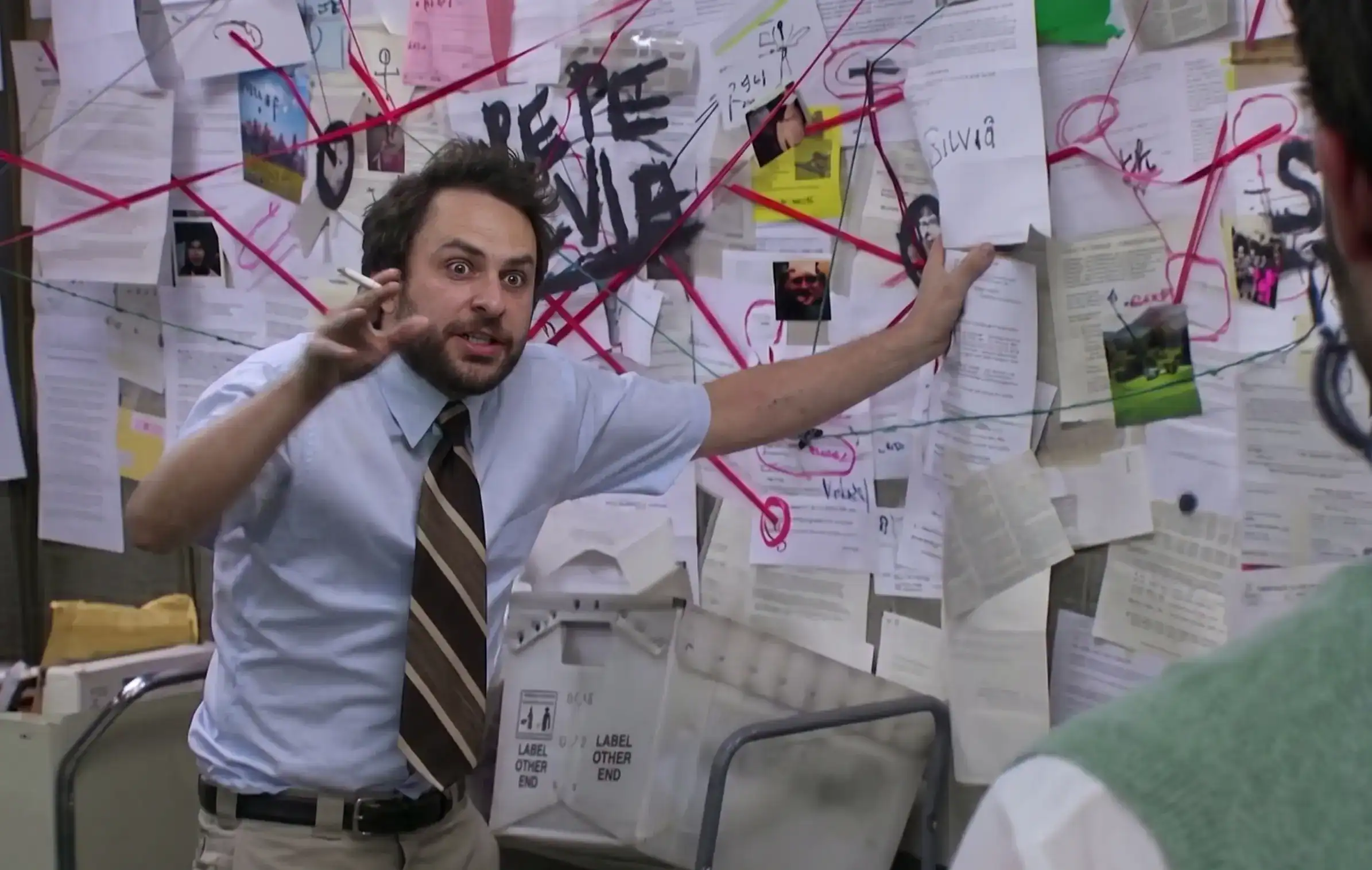 Quand la complexité du réel est remplacée par un grand tableau de connexions reliant tout à tout. Le célèbre "Charlie Conspiracy Wall" de la série télé It's Always Sunny in Philadelphia.