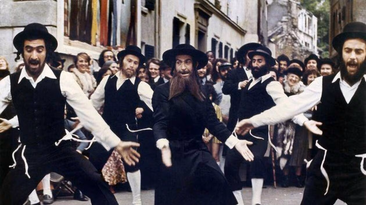 La géniale scène où le personnage de Louis de Funès se trouve embarqué dans une danse improvisée dans le film Les Aventures de Rabbi Jacob.