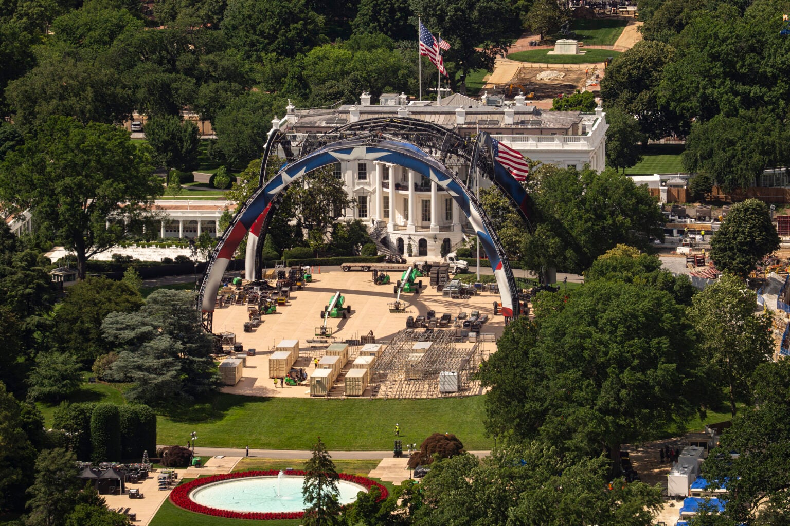 Une immense scène aux couleurs américaines est en cours d'installation sur la pelouse sud de la Maison-Blanche pour l'UFC Freedom 250.
