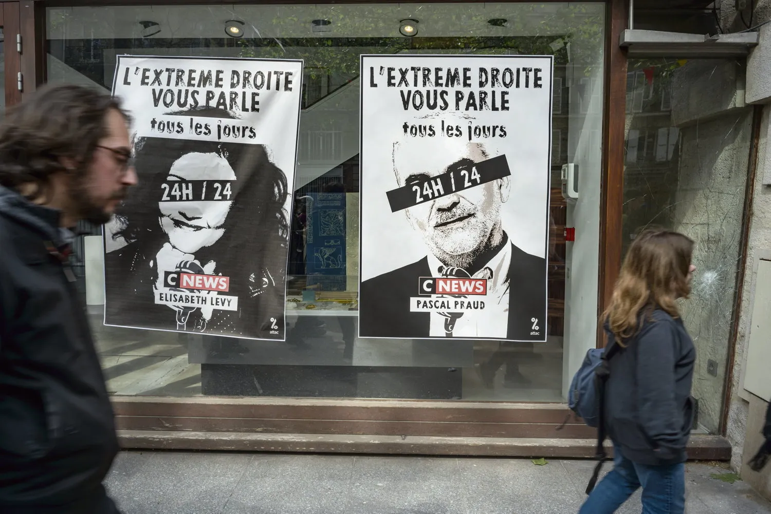 Affiches politiques CNews sur vitrine en ville