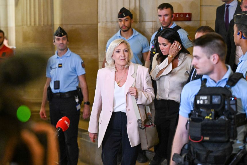 Marine Le Pen sort de la cour d’appel de Paris après la confirmation de sa condamnation en juillet 2026.